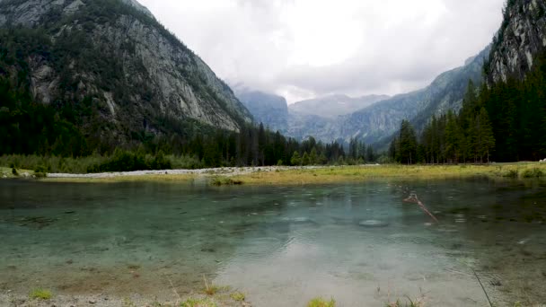 Marcher Lentement Sur Une Grande Jetée Bois Dans Lac Survoler — Video