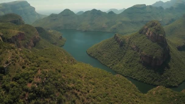 慢慢地走过一个巨大的木制防波堤 进入湖中 在湖水上空飞翔 山林湖中的绿松石水 有松树 蓝湖和绿林湖的空中景观 — 图库视频影像