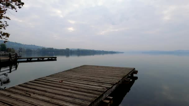 Marcher Lentement Sur Une Grande Jetée Bois Dans Lac Survoler — Video