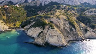 Hava Sahil Dalgaları - Okyanus mavi dalgalarının yukarıdan görünüşü bir kumsalda kırılıyor. Gök suyu, kumlu tropik plaj. Atlantik Okyanusu plaj günbatımı. Dalgalar mavi bir okyanusta kayalarda kırılır. Sahildeki su dalgaları.