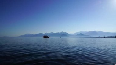 Hava Sahil Dalgaları - Okyanus mavi dalgalarının yukarıdan görünüşü bir kumsalda kırılıyor. Gök suyu, kumlu tropik plaj. Atlantik Okyanusu plaj günbatımı. Dalgalar mavi bir okyanusta kayalarda kırılır. Sahildeki su dalgaları.