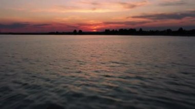 Hava Sahil Dalgaları - Okyanus mavi dalgalarının yukarıdan görünüşü bir kumsalda kırılıyor. Gök suyu, kumlu tropik plaj. Atlantik Okyanusu plaj günbatımı. Dalgalar mavi bir okyanusta kayalarda kırılır. Sahildeki su dalgaları.