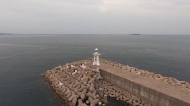 Hava Sahil Dalgaları - Okyanus mavi dalgalarının yukarıdan görünüşü bir kumsalda kırılıyor. Gök suyu, kumlu tropik plaj. Atlantik Okyanusu plaj günbatımı. Dalgalar mavi bir okyanusta kayalarda kırılır. Sahildeki su dalgaları.