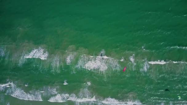 Aerial Beach Waves Flygfoto Över Havsblå Vågor Bryta Strand Azure — Stockvideo