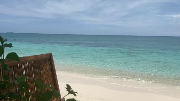 Aerial Beach Waves Flygfoto Över Havsblå Vågor Bryta Strand Azure — Stockvideo