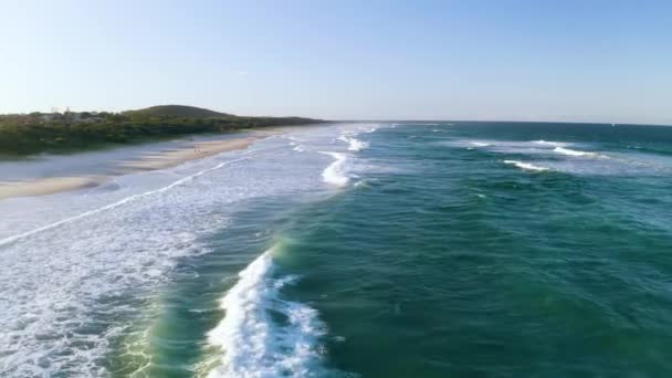 Aerial Beach Waves Lotu Ptaka Widok Ocean Niebieskie Fale Przerwy — Wideo stockowe