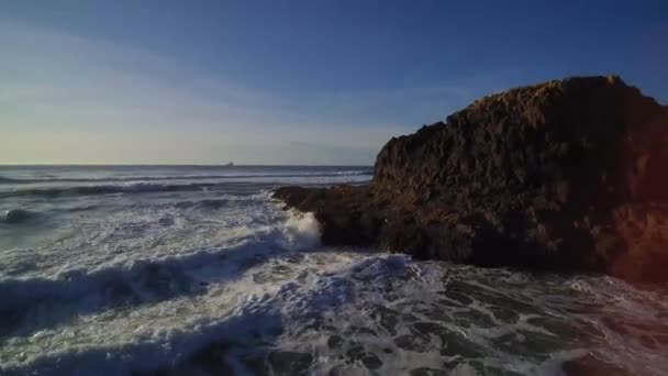 Aerial Beach Waves Flygfoto Över Havsblå Vågor Bryta Strand Azure — Stockvideo