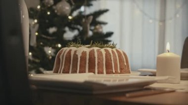 Mutlu Noeller ve Noel ağacı geçmişi. Kusursuz döngü video animasyonu. Noel ağacı ve kar tanelerinin düştüğü mutlu noel mektuplarının şirin bir animasyonu. Mutlu noel kutlamaları ve Noel hediyeleri.