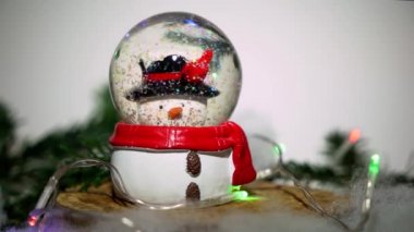 Mutlu Noeller ve Noel ağacı geçmişi. Kusursuz döngü video animasyonu. Noel ağacı ve kar tanelerinin düştüğü mutlu noel mektuplarının şirin bir animasyonu. Mutlu noel kutlamaları ve Noel hediyeleri.