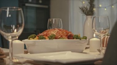 Mutlu Noeller ve Noel ağacı geçmişi. Kusursuz döngü video animasyonu. Noel ağacı ve kar tanelerinin düştüğü mutlu noel mektuplarının şirin bir animasyonu. Mutlu noel kutlamaları ve Noel hediyeleri.