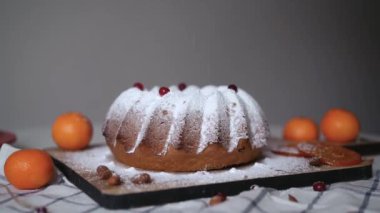 Mutlu Noeller ve Noel ağacı geçmişi. Kusursuz döngü video animasyonu. Noel ağacı ve kar tanelerinin düştüğü mutlu noel mektuplarının şirin bir animasyonu. Mutlu noel kutlamaları ve Noel hediyeleri.