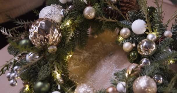 メリークリスマスとクリスマスツリーの背景 シームレスなループビデオアニメーション クリスマスツリーと雪の結晶が落下してメリークリスマスのレタリングのかわいいアニメーション メリークリスマスお祝いクリスマスプレゼント背景 — ストック動画