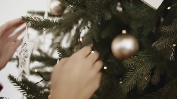 圣诞快乐和圣诞树背景 无缝线循环视频动画 用圣诞树和雪花飘落的快乐圣诞字母的可爱动画 圣诞节快乐的庆祝活动和圣诞节背景 — 图库视频影像