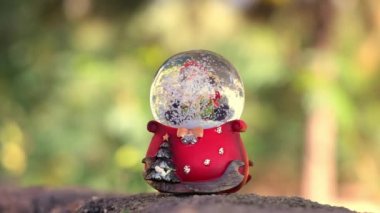 Mutlu Noeller ve Noel ağacı geçmişi. Kusursuz döngü video animasyonu. Noel ağacı ve kar tanelerinin düştüğü mutlu noel mektuplarının şirin bir animasyonu. Mutlu noel kutlamaları ve Noel hediyeleri.