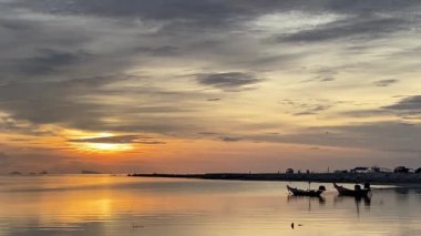 Su dalgalarıyla güzel tropikal turist plajı, okyanus dalgaları manzaraları ve Atlantik Okyanusu sahil günbatımları. Güneş dönen bulutlarda sürükleniyor. Fantastik doğal günbatımı, 124. Bulanık sesli ses görüntüleri..