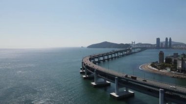 Su dalgalarıyla güzel tropikal turist plajı, okyanus dalgaları manzaraları ve Atlantik Okyanusu sahil günbatımları. Güneş dönen bulutlarda sürükleniyor. Fantastik doğal günbatımı, 124. Bulanık sesli ses görüntüleri..