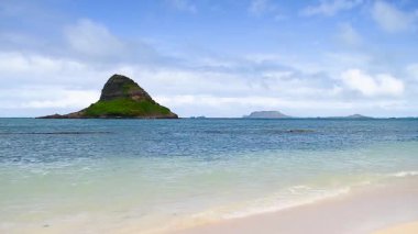 Su dalgalarıyla güzel tropikal turist plajı, okyanus dalgaları manzaraları ve Atlantik Okyanusu sahil günbatımları. Güneş dönen bulutlarda sürükleniyor. Fantastik doğal günbatımı, 124. Bulanık sesli ses görüntüleri..