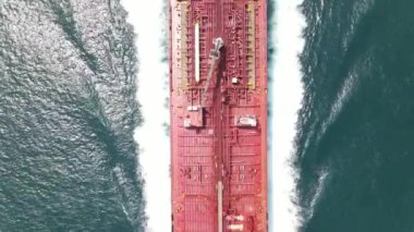 Su dalgalarıyla güzel tropikal turist plajı, okyanus dalgaları manzaraları ve Atlantik Okyanusu sahil günbatımları. Güneş dönen bulutlarda sürükleniyor. Fantastik doğal günbatımı, 124. Bulanık sesli ses görüntüleri..