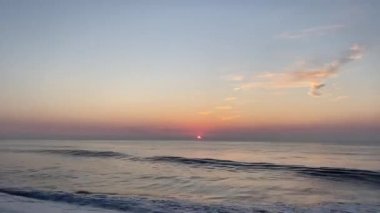 Su dalgalarıyla güzel tropikal turist plajı, okyanus dalgaları manzaraları ve Atlantik Okyanusu sahil günbatımları. Güneş dönen bulutlarda sürükleniyor. Fantastik doğal günbatımı, 124. Bulanık sesli ses görüntüleri..