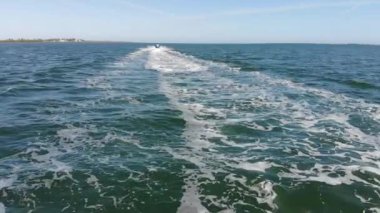 Su dalgalarıyla güzel tropikal turist plajı, okyanus dalgaları manzaraları ve Atlantik Okyanusu sahil günbatımları. Güneş dönen bulutlarda sürükleniyor. Fantastik doğal günbatımı, 124. Bulanık sesli ses görüntüleri..