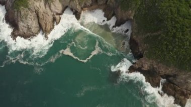 Su dalgalarıyla güzel tropikal turist plajı, okyanus dalgaları manzaraları ve Atlantik Okyanusu sahil günbatımları. Güneş dönen bulutlarda sürükleniyor. Fantastik doğal günbatımı, 124. Bulanık sesli ses görüntüleri..