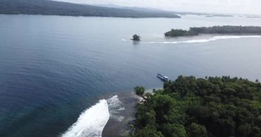 Su dalgalarıyla güzel tropikal turist plajı, okyanus dalgaları manzaraları ve Atlantik Okyanusu sahil günbatımları. Güneş dönen bulutlarda sürükleniyor. Fantastik doğal günbatımı, 124. Bulanık sesli ses görüntüleri..