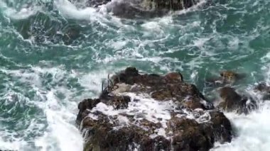 Su dalgalarıyla güzel tropikal turist plajı, okyanus dalgaları manzaraları ve Atlantik Okyanusu sahil günbatımları. Güneş dönen bulutlarda sürükleniyor. Fantastik doğal günbatımı, 124. Bulanık sesli ses görüntüleri..