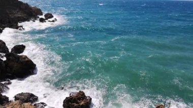 Su dalgalarıyla güzel tropikal turist plajı, okyanus dalgaları manzaraları ve Atlantik Okyanusu sahil günbatımları. Güneş dönen bulutlarda sürükleniyor. Fantastik doğal günbatımı, 124. Bulanık sesli ses görüntüleri..