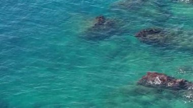 Su dalgalarıyla güzel tropikal turist plajı, okyanus dalgaları manzaraları ve Atlantik Okyanusu sahil günbatımları. Güneş dönen bulutlarda sürükleniyor. Fantastik doğal günbatımı, 124. Bulanık sesli ses görüntüleri..