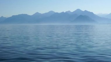 Su dalgalarıyla güzel tropikal turist plajı, okyanus dalgaları manzaraları ve Atlantik Okyanusu sahil günbatımları. Güneş dönen bulutlarda sürükleniyor. Fantastik doğal günbatımı, 124. Bulanık sesli ses görüntüleri..