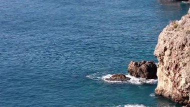 Su dalgalarıyla güzel tropikal turist plajı, okyanus dalgaları manzaraları ve Atlantik Okyanusu sahil günbatımları. Güneş dönen bulutlarda sürükleniyor. Fantastik doğal günbatımı, 124. Bulanık sesli ses görüntüleri..