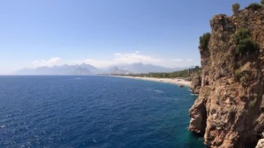 Su dalgalarıyla güzel tropikal turist plajı, okyanus dalgaları manzaraları ve Atlantik Okyanusu sahil günbatımları. Güneş dönen bulutlarda sürükleniyor. Fantastik doğal günbatımı, 124. Bulanık sesli ses görüntüleri..