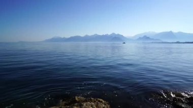 Su dalgalarıyla güzel tropikal turist plajı, okyanus dalgaları manzaraları ve Atlantik Okyanusu sahil günbatımları. Güneş dönen bulutlarda sürükleniyor. Fantastik doğal günbatımı, 124. Bulanık sesli ses görüntüleri..