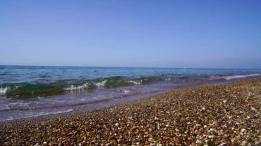 Su dalgalarıyla güzel tropikal turist plajı, okyanus dalgaları manzaraları ve Atlantik Okyanusu sahil günbatımları. Güneş dönen bulutlarda sürükleniyor. Fantastik doğal günbatımı, 124. Bulanık sesli ses görüntüleri..