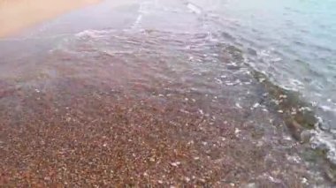 Su dalgalarıyla güzel tropikal turist plajı, okyanus dalgaları manzaraları ve Atlantik Okyanusu sahil günbatımları. Güneş dönen bulutlarda sürükleniyor. Fantastik doğal günbatımı, 124. Bulanık sesli ses görüntüleri..