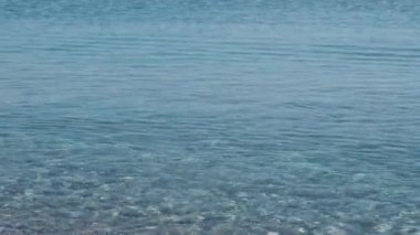 Su dalgalarıyla güzel tropikal turist plajı, okyanus dalgaları manzaraları ve Atlantik Okyanusu sahil günbatımları. Güneş dönen bulutlarda sürükleniyor. Fantastik doğal günbatımı, 124. Bulanık sesli ses görüntüleri..
