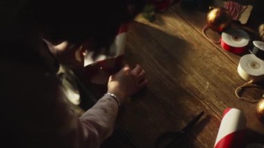 Mutlu Noeller ve Noel geçmişi. Kusursuz döngü video animasyonu. Noel ağacı ve kar tanelerinin yağdığı Mutlu Noeller mektuplarının şirin bir animasyonu. Mutlu noeller ve yılbaşı hediyeleri.