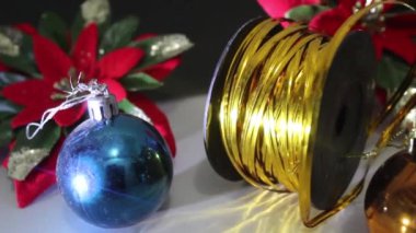 Mutlu Noeller ve Noel geçmişi. Kusursuz döngü video animasyonu. Noel ağacı ve kar tanelerinin yağdığı Mutlu Noeller mektuplarının şirin bir animasyonu. Mutlu noeller ve yılbaşı hediyeleri.