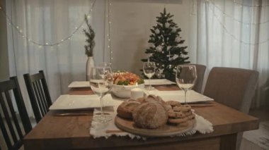 Mutlu Noeller ve Noel geçmişi. Kusursuz döngü video animasyonu. Noel ağacı ve kar tanelerinin yağdığı Mutlu Noeller mektuplarının şirin bir animasyonu. Mutlu noeller ve yılbaşı hediyeleri.