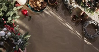 Mutlu Noeller ve Noel geçmişi. Kusursuz döngü video animasyonu. Noel ağacı ve kar tanelerinin yağdığı Mutlu Noeller mektuplarının şirin bir animasyonu. Mutlu noeller ve yılbaşı hediyeleri.