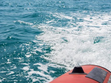 Motorlu tekne tarafından oluşturulan yapay deniz dalgaları