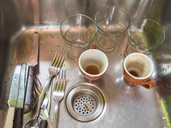 Очки, чашки и столовые приборы для мытья посуды Стоковое Изображение
