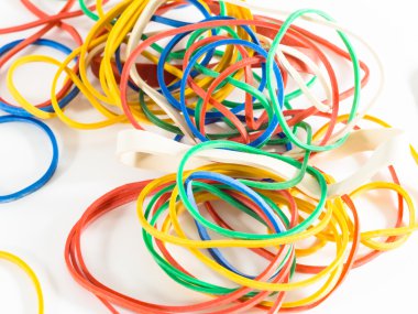 renkli kauçuk şeritler üzerinde beyaz izole