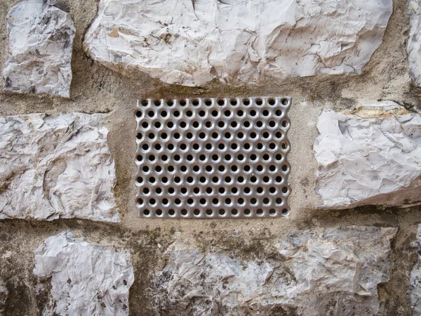 Muro de piedra con rejilla — Foto de Stock