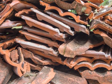 Kırık fayans yığını