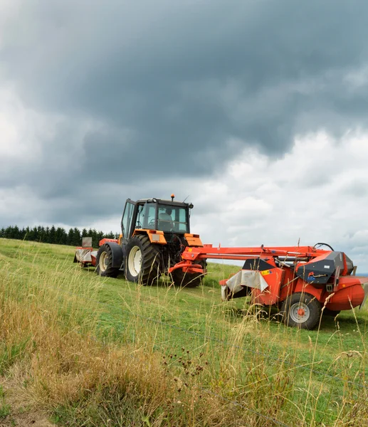Un tracteur agricole avec une tondeuse — Photo