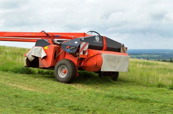 Une tondeuse et un tracteur agricoles — Photo