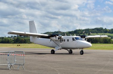 Bir çift motorlu uçak