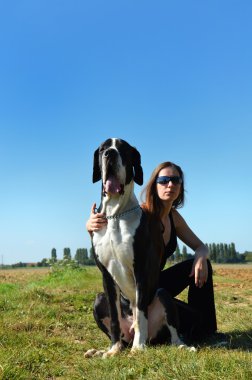 genç kadın ve büyük köpek