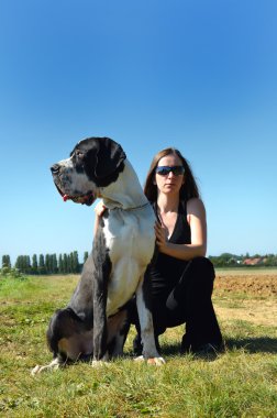 genç kadın ve büyük köpek